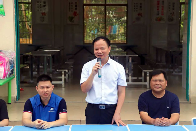 “点亮童心 爱心助学”儿童节公益活动走进临高县铺仔小学